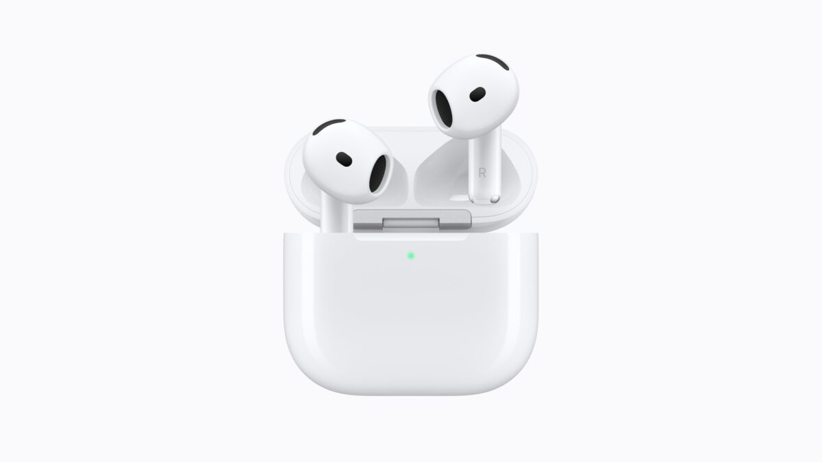 سمّاعات AirPods 5 داخل علبتها المفتوحة