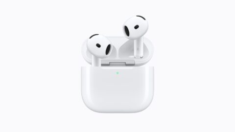 سمّاعات AirPods 5 داخل علبتها المفتوحة