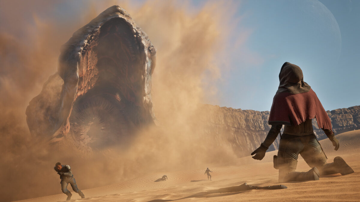 شخصية تواجه دودة رمل عملاقة في Dune: Awakening