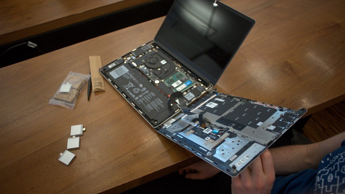 حاسب Framework Laptop 13 مفتوحًا وقطعه ظاهرة، بعد خفض سعر ذاكرة LPCAMM2