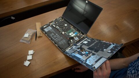 حاسب Framework Laptop 13 مفتوحًا وقطعه ظاهرة، بعد خفض سعر ذاكرة LPCAMM2