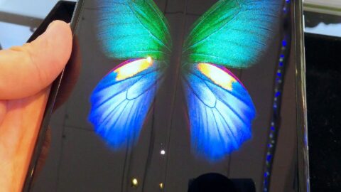 جهاز Samsung Galaxy Fold الأول مفتوحًا باليد، أول جهاز قابل للطي من سامسونج