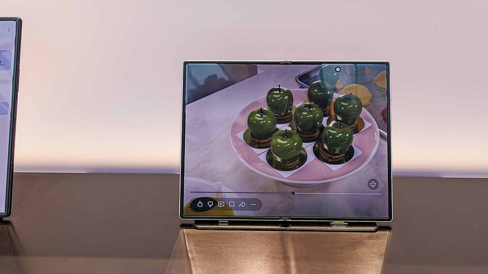 جهاز Samsung Galaxy Z Fold8 مفتوحًا، في مقارنة Galaxy Z Fold8 vs iPhone Duo