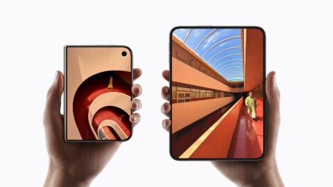 iPhone Duo مطويًّا على شاشة الغلاف ومفتوحًا على الشاشة الداخلية