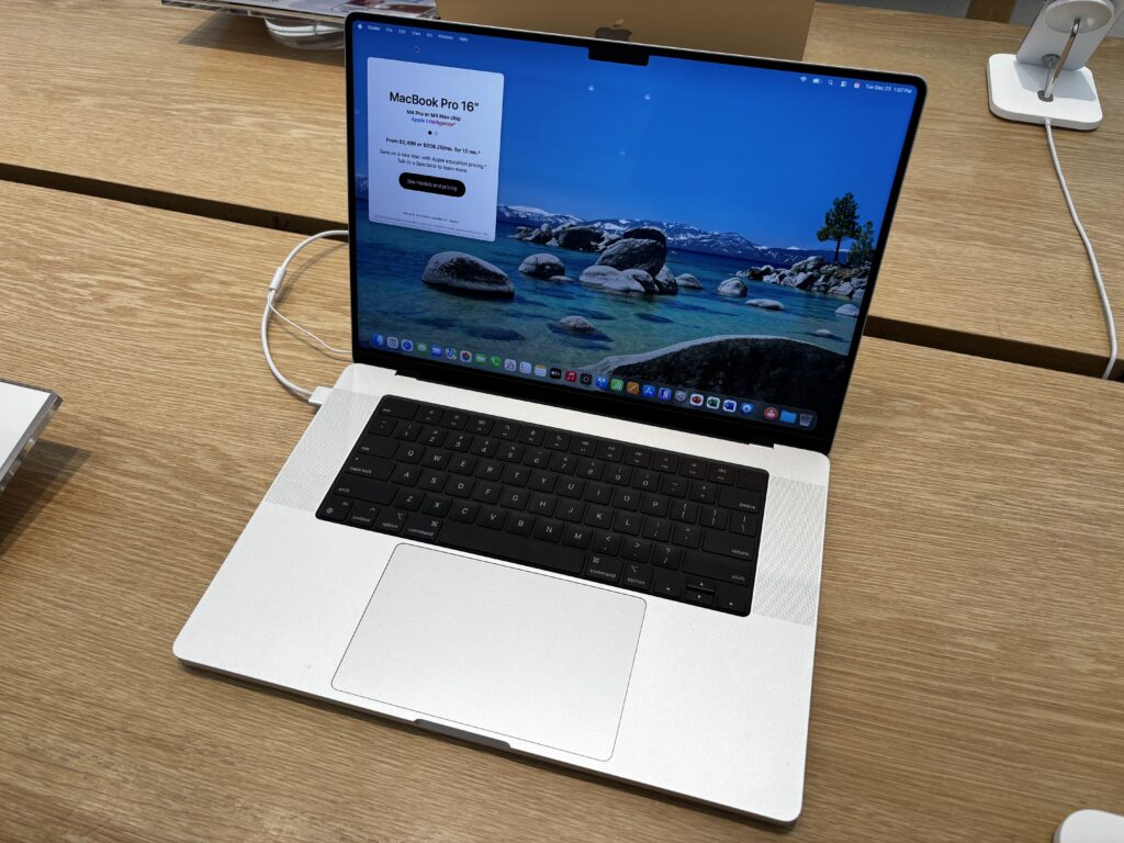 جهاز MacBook Pro بمعالج M4 Pro، وهو طراز القصّة