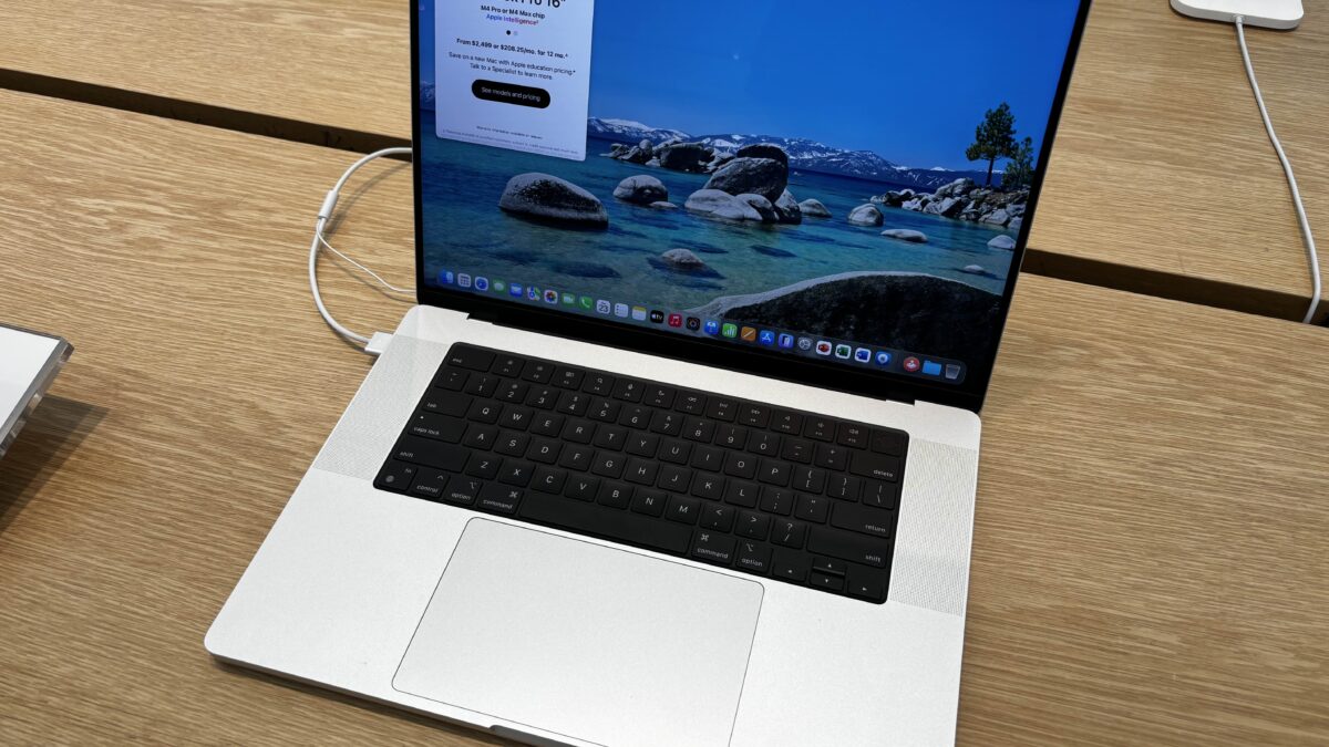 جهاز MacBook Pro بمعالج M4 Pro، وهو طراز القصّة