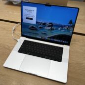 جهاز MacBook Pro بمعالج M4 Pro، وهو طراز القصّة